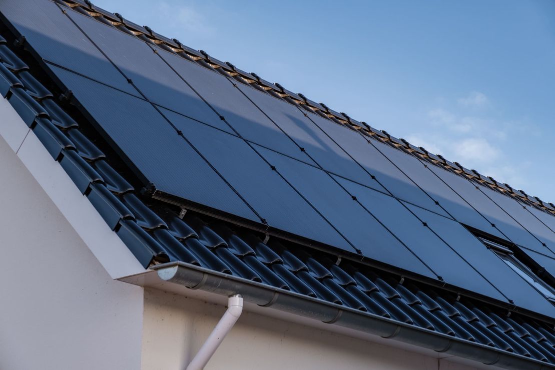 placas solares en el techo de una casa